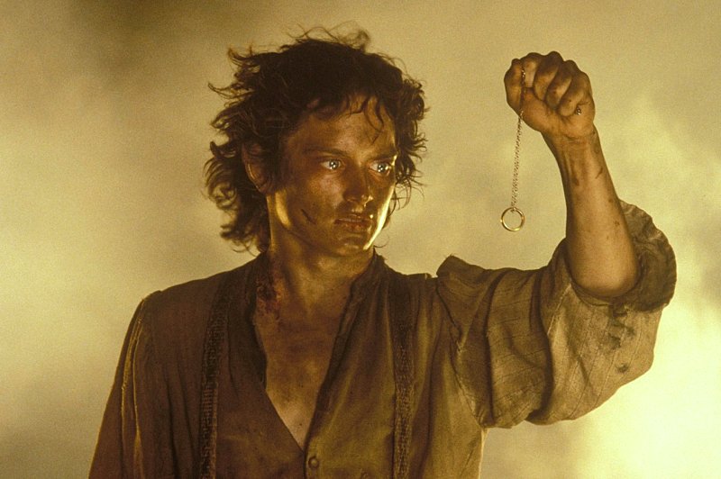 Фродо с кольцом всевластия у жерла вулкана